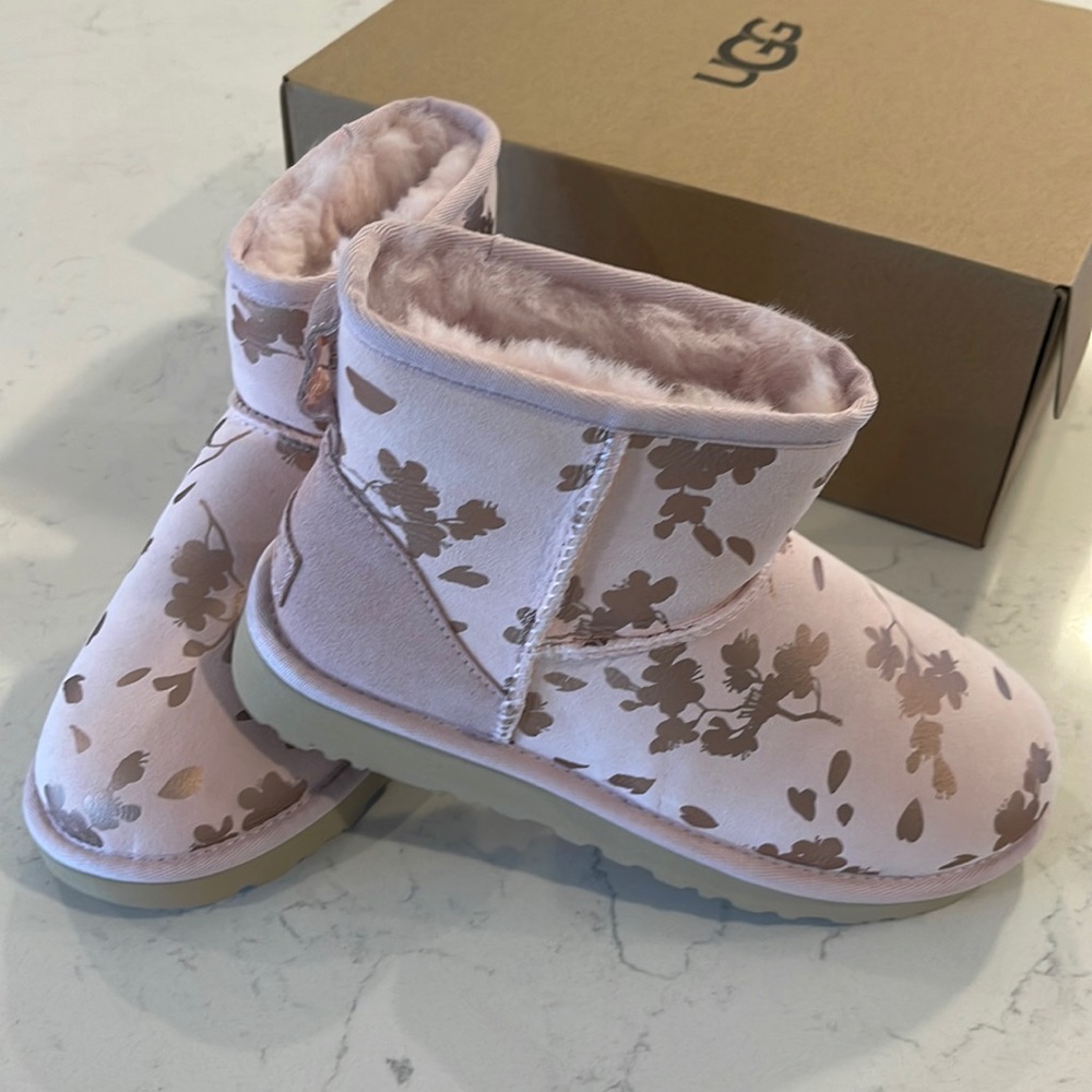 NWT✨Ugg Women's Classic Mini Floral Foil Boots / Size 6